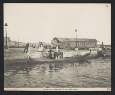 Gôndola ao longo de um molhe perto da Ponte della Paglia em Veneza
Veneza - Sbarcatojo al ponte della paglia (título sobre o objecto) de Neue Photographische Gesellschaft