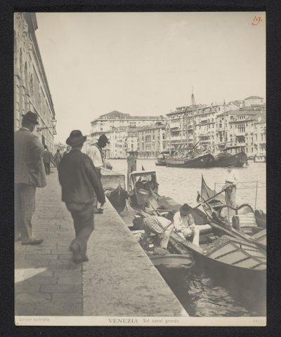 Gôndolas ao longo do Grande Canal em Veneza
Venezia - Sul canal grande (título sobre o objecto) de Neue Photographische Gesellschaft