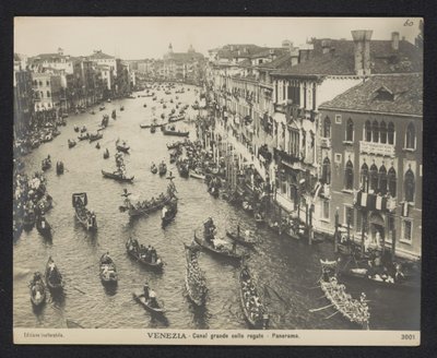 Gôndolas no Grand Canal em Veneza Veneza. Canal grande colle regate - Panorama (título no objeto) de Neue Photographische Gesellschaft