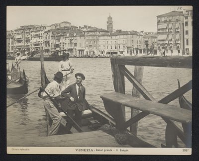 Jovem numa gôndola em Veneza
Venezia - Canal Grande - H. Ganger (título sobre o objecto) de Neue Photographische Gesellschaft