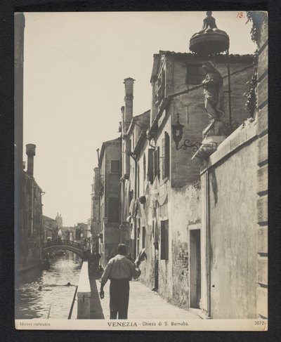 Kade langs de Chiesa di San Barnaba te Venetië
Veneza - Igreja de S. Barnabé (título sobre o objecto) de Neue Photographische Gesellschaft