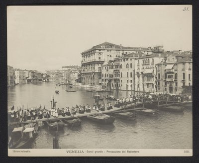 Procissão sobre uma ponte de pontão no Grande Canal em Veneza durante a Festa del Redentore Veneza - Grande Canal - Processione del Redentore (título no objeto) de Neue Photographische Gesellschaft