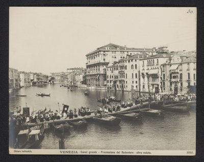Procissão através de uma ponte pontão no Canal Grande em Veneza durante a Festa del Redentore
Venezia - Canal Grande - Processione del Redentore - altra veduta (título sobre o objecto) de Neue Photographische Gesellschaft