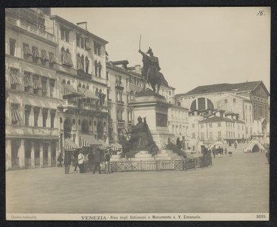 Riva degli Schiavoni em Veneza, com uma estátua equestre de Victor Emanuel II de Itália
Venezia - Riva degli Schiavoni e Monumento a. V. Emanuele (título sobre o objecto) de Neue Photographische Gesellschaft