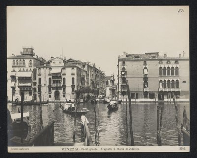Veerboten naar de Chiesa di Santa Maria del Giglio te Venetië
Venezia - Canal Grande - Traghetto S. Maria di Zobenico (título sobre o objecto) de Neue Photographische Gesellschaft