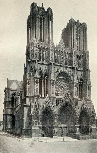 Um grande edifício gótico: a Catedral de Reims, construída nos séculos XIII e XIV, c1930. de Neurdein