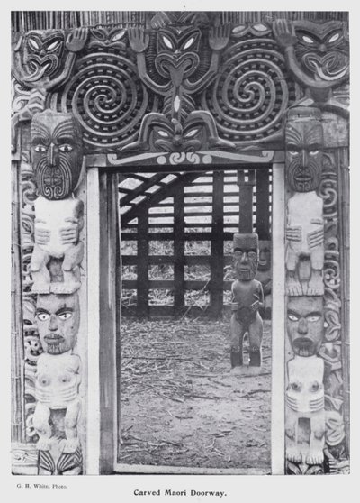 New Plymouth, Nova Zelândia: Porta Maori esculpida (foto a p/b) de New Zealand Photographer