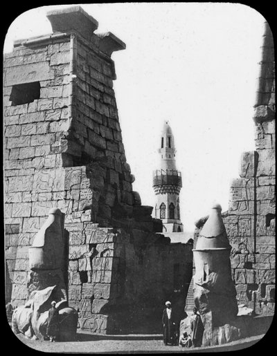 Minarete e ruínas do templo de Luxor, Luxor, Egito, c1890. Corrediça da lanterna de Newton and Co