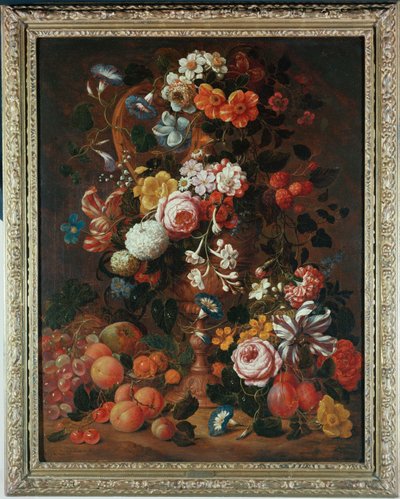 Rosas, dálias, convólvulos, uma tulipa e outras flores, em uma urna esculpida, com uvas, ameixas e pêssegos nas proximidades de Nicholaes van Verendael