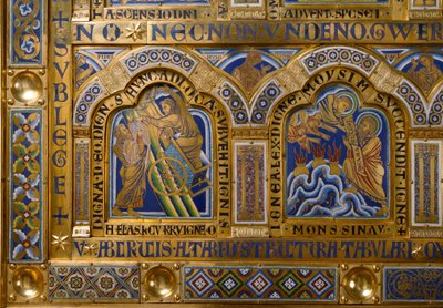Altar de Verdun feito em ouro e enamaille por Nicolas de Verdun (ca. 1130/50-1205): cenas do Antigo e do Novo Testamento: detalhe retratando a Ascensão de Elias e Moisés recebendo as Távolas da Lei. Século XII Klosterneuburg Viena, Áustria de Nicholas of Verdun