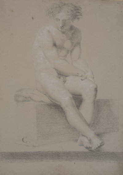 Modelo sentado em pedestal com almofada. As mãos se encontram sobre a coxa esquerda. Os pés estão cruzados de Nicolai Abildgaard
