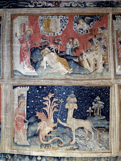 Cortina do Apocalipse (1373 -1383). Cortina do Apocalipse (1373 -1383): Jean surpreendido com a ressurreição dos dois amigos. N° 38 fundo: o dragão dá um cetro real a uma panthere (manifestação de satanás). Tapeçaria de Nicolas Bataille (1330-1405) de Nicolas Bataille
