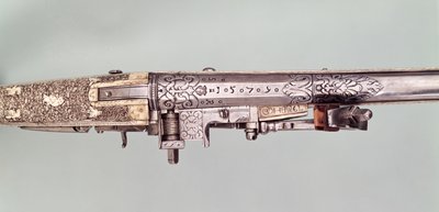 Par de pistolas de apresentação em pederneira com ferragens em prata, tradicionalmente oferecidas por Napoleão I ao seu irmão José Bonaparte por ocasião da atribuição da coroa de Espanha, provavelmente em 1808. Fabricadas por Nicholas Noel Boutet, Versaill de Nicolas Noel Boutet