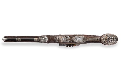 Uma de um par de pistolas de pederneira estriadas montadas em prata, Versalhes, 1825 de Nicolas Noel Boutet