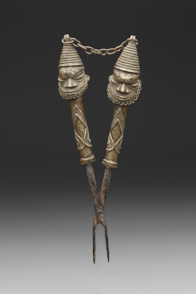 Pinças figuradas para rituais da Sociedade Oshugbo (liga de cobre fundido e ferro) de Nigerian Nigerian