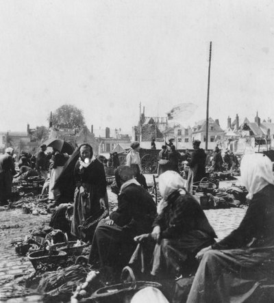Market women, Arras, França, Primeira Guerra Mundial, c1914-c1918 de Nightingale and Co