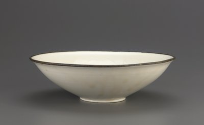 Ding ware tigela com decoração de lótus incisa, província de Hebei, 11-início do século XII (cerâmica) de Northern Song Dynasty Chinese School