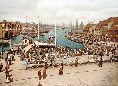 Mercado de Peixe, Bergen, pub. c.1900 de Norwegian Photographer