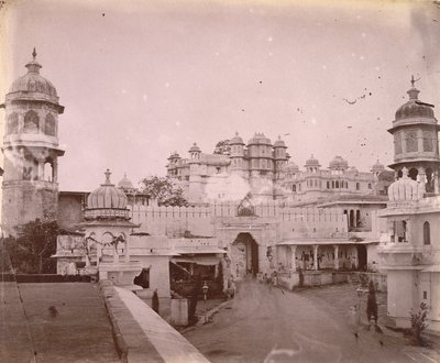 Vista do Palácio da Cidade, com o portão de entrada em primeiro plano, Udaipur de O.S. Baudesson
