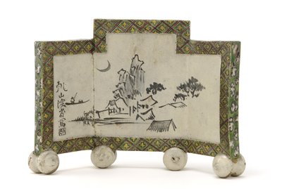 Tela de mesa estilo Kenzan com design de retiro de montanha, tela Inkstone (kenbyo), final do século 19 (argila amarela, pigmento de ferro, esmaltes sob esmalte de chumbo transparente) de Ogata (style of) Kenzan
