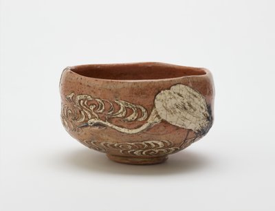 Tigela de chá estilo Kenzan com desenho de guindaste e água corrente, final do século 19 (argila vermelha, pasta branca, pigmento de ferro sob esmalte de chumbo transparente) de Ogata (style of) Kenzan