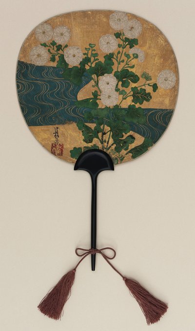 Fã; de um lado Narihira e o peregrino; do outro, crisântemos e um riacho, período Edo, final do século 17 - início do século 18 (tinta, cor e ouro no papel) de Ogata Korin