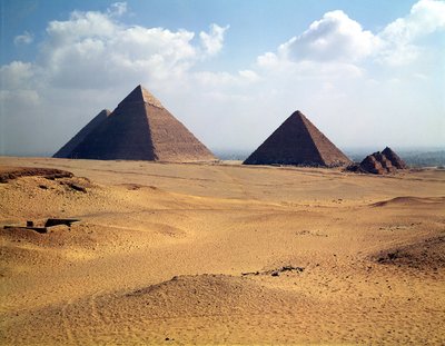 Vista das pirâmides de Quéops, Quéfren e Mycerinus de Old Kingdom Egyptian