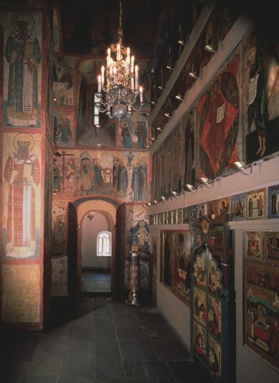 Interior com a iconóstase na Igreja Saint Robe no Kremlin de Moscou, 1627 de Old Russian Architecture