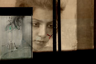 Retrato na parede, 2019 (técnica mista digital) de Olivia Gozzano