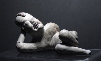 Estatueta olmeca deitada com rosto de bebê, Villa Nueva de Olmec