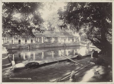 Balneário com galeria, possivelmente em Surabaya de Onnes Kurkdjian