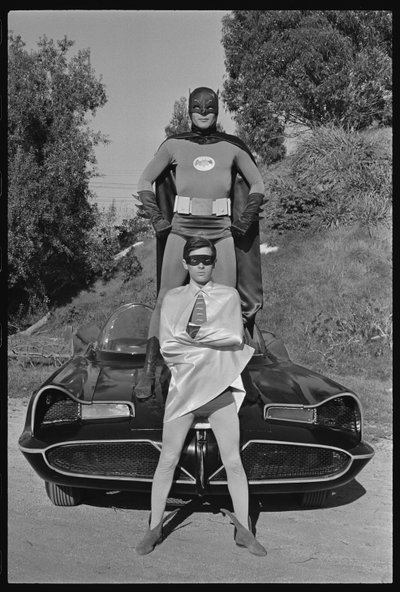 Batman e Robin e Batmobile no cenário da série de TV 