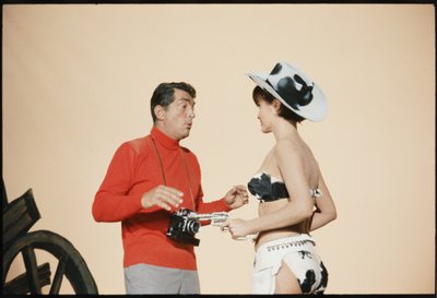 Dean Martin como Matt Helm no set 