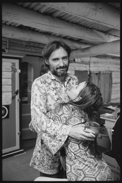 Dennis Hopper e a esposa Michelle Phillips em casa no Novo México de Orlando Suero