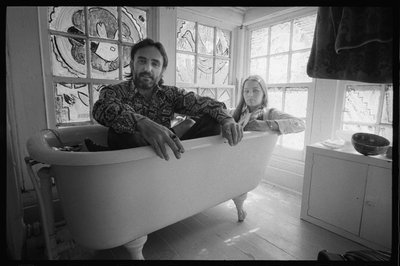 Dennis Hopper e sua esposa Michelle Phillips em uma banheira no Novo México de Orlando Suero