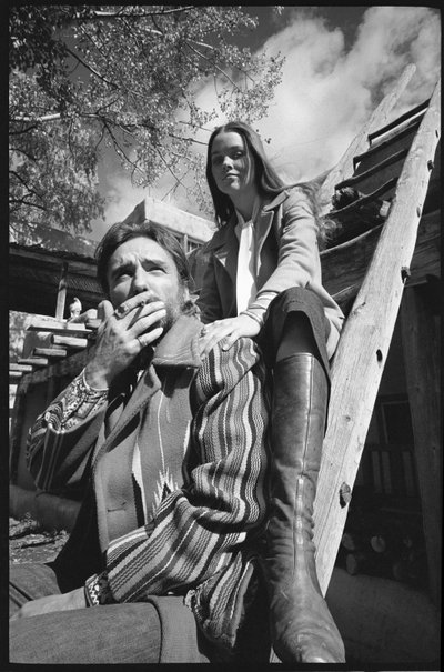Dennis Hopper e a esposa Michelle Phillips em uma escada no Novo México de Orlando Suero