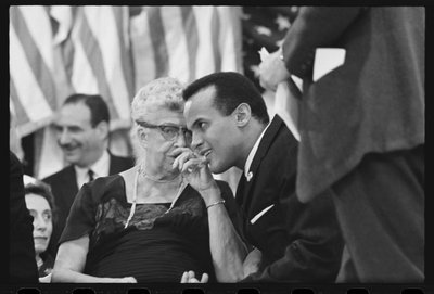 Eleanor Roosevelt com Harry Belafonte num comício eleitoral de Orlando Suero