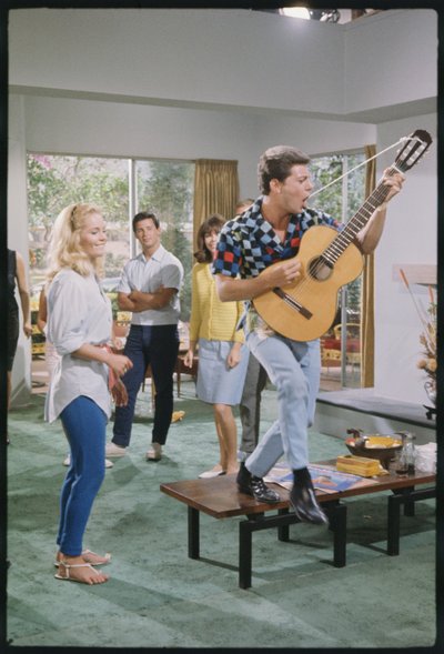 Frankie Avalon e Tuesday Weld no set de 