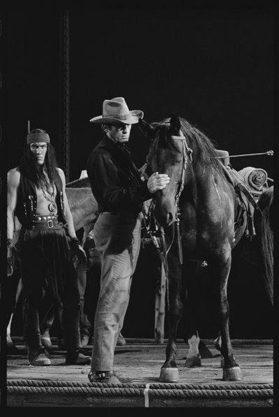 Gregory Peck com cavalo no cenário do "Mackenna