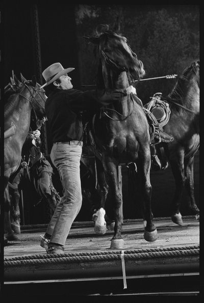 Gregory Peck com cavalo no cenário do "Mackenna