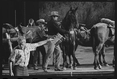 Gregory Peck com cavalo no cenário do "Mackenna