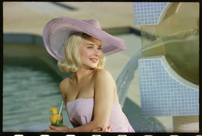 Sessão fotográfica do Hope Lange por piscina de Orlando Suero