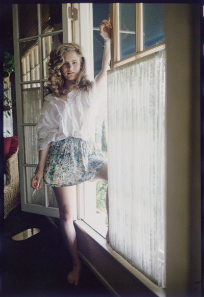 Jennifer Jason Leigh com cigarro de Orlando Suero
