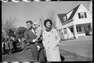 John F. Kennedy com Jackie Kennedy e a filha, Caroline. de Orlando Suero