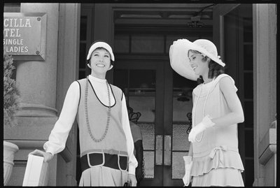 Julie Andrews e Mary Tyler Moore no cenário de "Thoroughly Modernly Millie de Orlando Suero