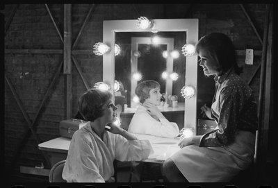 Julie Andrews e Mary Tyler Moore no cenário de "Thoroughly Modernly Millie de Orlando Suero