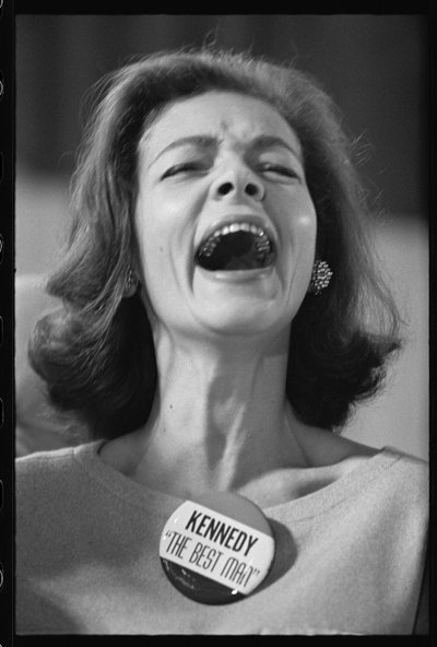 Lauren Bacall usando o distintivo "Kennedy The Best Man" na noite das eleições de Orlando Suero