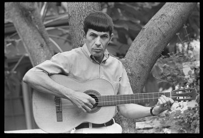 Leonard Nimoy toca guitarra de Orlando Suero