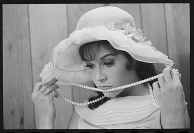 Mary Tyler Moore no cenário de "Thoroughly Modernly Millie de Orlando Suero