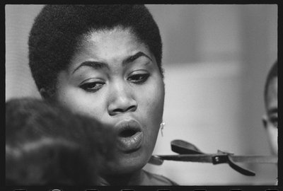 Odetta canta para a infância em um aparelho de TV especial de Orlando Suero